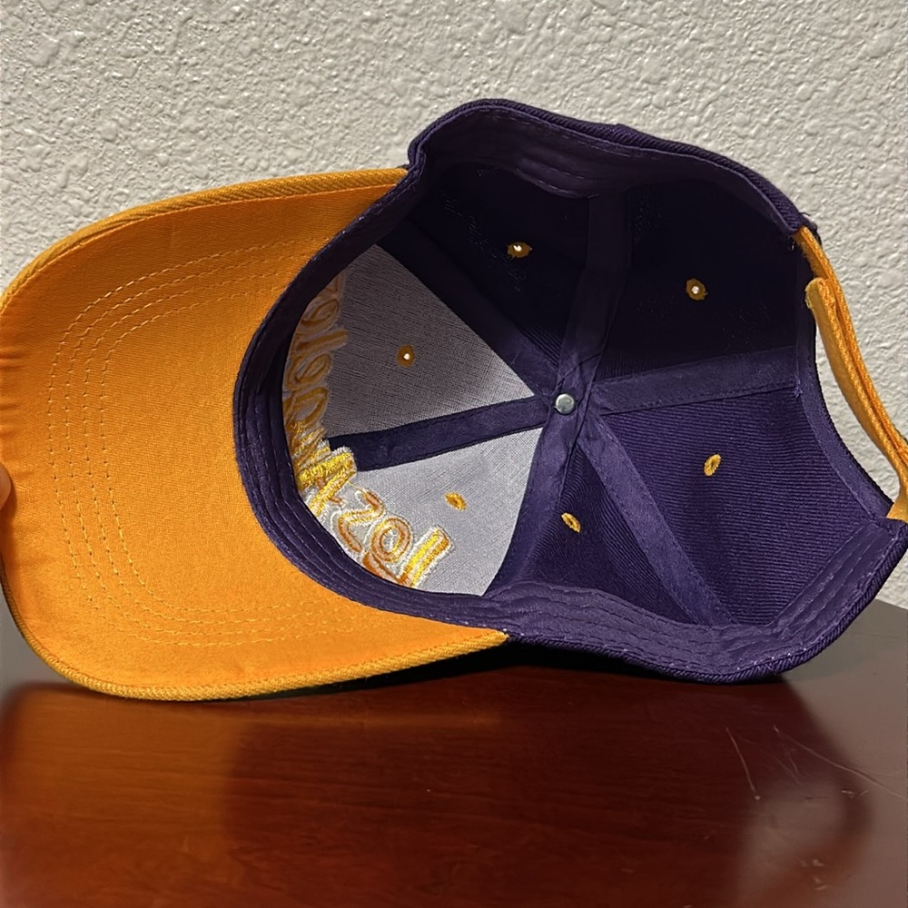 LA LAKERS AMERICAN NEEDLE PURPLE/ GOLD CAP STRAPBACK W/ LOS ANGELES ON THE BACK. - Picture 5 of 5